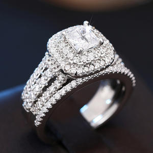 Anello in Oro Bianco con Diamante Naturale Taglio Asscher, Colore D, Montatura Halo, per Fidanzamento Femminile - Product Image 3