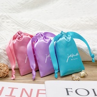 Bijoux en satin coloré imprimé de logo personnalisé Sacs en satin ruban de pochette d'emballage de poussière de bonbons