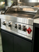 Station BBQ extérieure intégrée en acier inoxydable au gaz naturel pour projets de villas et complexes hôteliers, avec allumage électronique, grill encastré, évier et réfrigérateur