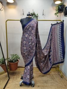 Saree en crêpe de satin bleu Ajrakh pour femme léger séchage rapide imprimé ethnique tenue décontracté pour la fête de mariage - Product Image 2