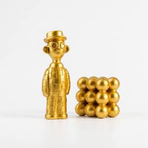 Figura Decorativa <span class=keywords><strong>de</strong></span> Escritorio <span class=keywords><strong>de</strong></span> Metal Dorado con Diseño a Cuadros Surrealista Personalizado, Figura Pop Art para Decoración <span class=keywords><strong>de</strong></span> Interiores <span class=keywords><strong>de</strong></span> Hogar, Estudio o Galería Moderna - Product Image 1