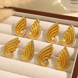 ต่างหูแบบหนีบรูปปีก ประดับมุกและคริสตัล สีทอง สำหรับผู้หญิง เหมาะสำหรับงานปาร์ตี้ เครื่องประดับแฟชั่น - Product Image 1