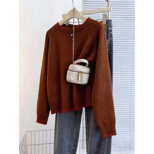 Pull en tricot à col rond à manches longues pour femme, noir avec surpiqûres contrastées - Product Image 1
