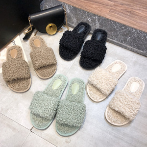 Tendencia de Moda Femenina para Invierno: Pantuflas Cálidas de Felpa con una Sola Correa y Suela Plana Antideslizante para Uso en la Playa en Otoño - Product Image 1