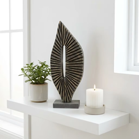 Sculpture en bois verticale en forme de feuille avec rainures radiales effet soleil, pièce d'art abstrait moderne avec base pour table console ou cheminée