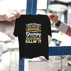 Camiseta de manga corta con cuello redondo y ajuste regular para mujer, 100% algodón, con estampado de punto informal, Grumpy Old Man Killin It - Product Image 3