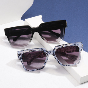 Lunettes de soleil élégantes à monture carrée noires unisexes, protection UV400, matériau PC, pour la conduite en extérieur - Product Image 2