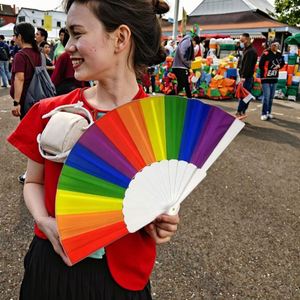 Abanico Plegable de Plástico con Diseño Floral Español de 23 cm, Personalizado con Logotipo, Artesanía de Bambú de Calidad para Bodas y Regalos Corporativos - Product Image 6