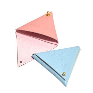 Pochette à bijoux en cuir microfibre triangulaire avec logo personnalisé en relief, design tendance - Product Image 6