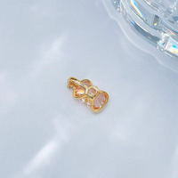 Collier en or jaune 18 carats avec diamant rose de laboratoire taille coussin allongée, motif petite fleur, diamant fantaisie certifié IGI et pierres latérales