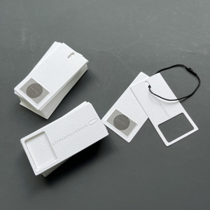 Étiquettes suspendues en papier coton texturé gaufré de luxe, avec logo personnalisé et découpe ajourée, pour vêtements et bijoux - Product Image 4