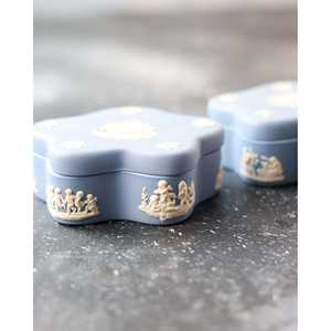 Boîte en forme d'étoile Wedgwood Jasperware Celeste par Gabriella P. England, décorée de chérubins et de scènes pastorales, pour rangement décoratif - Product Image 3