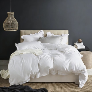 Ensemble <span class=keywords><strong>de</strong></span> housse <span class=keywords><strong>de</strong></span> couette et taies d'oreiller blancs <span class=keywords><strong>de</strong></span> style farmhouse avec élégantes volants plissés, doux, qualité hôtelière, 3 pièces - Product Image 1