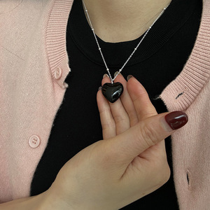Collar de Corazón de Resina Negra y Roja con Cadena de Burbujas de Plata 925, un Estilo Romántico y Atrevido que Representa el Glamour Gótico - Product Image 4