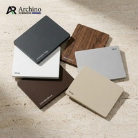 Porte de garage automatique moderne de luxe en alliage d'aluminium noir avec surface finie et fenêtres pour usage en villa