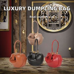 Grand sac fourre-tout en PVC noir brillant avec deux poignées, fermeture ouverte - Product Image 2