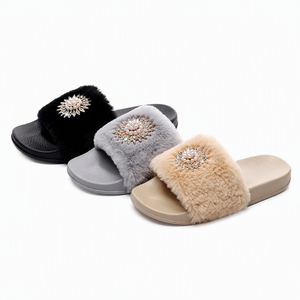 Pantoufles d'intérieur personnalisées OEM pour femmes, en fourrure douce, à bout ouvert, avec ornements en strass, perles et motif soleil - Product Image 1