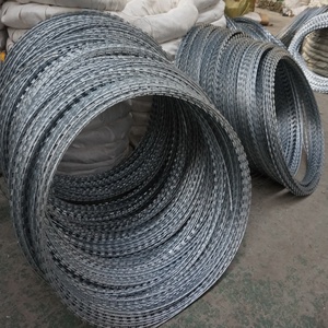 Barrière de barbelé de <span class=keywords><strong>moto</strong></span> de fil d'acier de calibre 12.5 galvanisée plongée à chaud de jeu en métal LONG favorable de finition pour la construction - Product Image 1