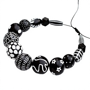 Collier fantaisie unisexe en résine noire et blanche, motif floral bohème, perles élégantes, accessoire de mode unique - Product Image 3