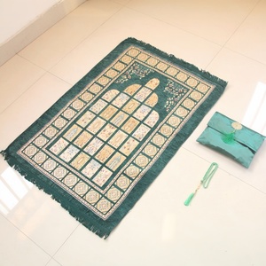 Alfombra de Oración YASEEN Clásica con Diseño de Malla de Chenilla, con Bolsa Integrada y Tasbih, Patrón Floral, Base Antideslizante - Product Image 1