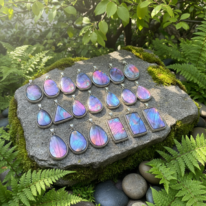 Pendentif en <span class=keywords><strong>labradorite</strong></span> violette de haute qualité avec des changements de couleur intenses, pierre précieuse naturelle, bijoux sculptés écologiques de haute qualité - Product Image 2