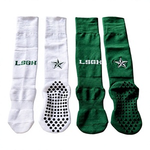 Chaussettes hautes LSGH blanches et vertes antidérapantes pour le basketball avec logo étoile pour adultes - Product Image 1