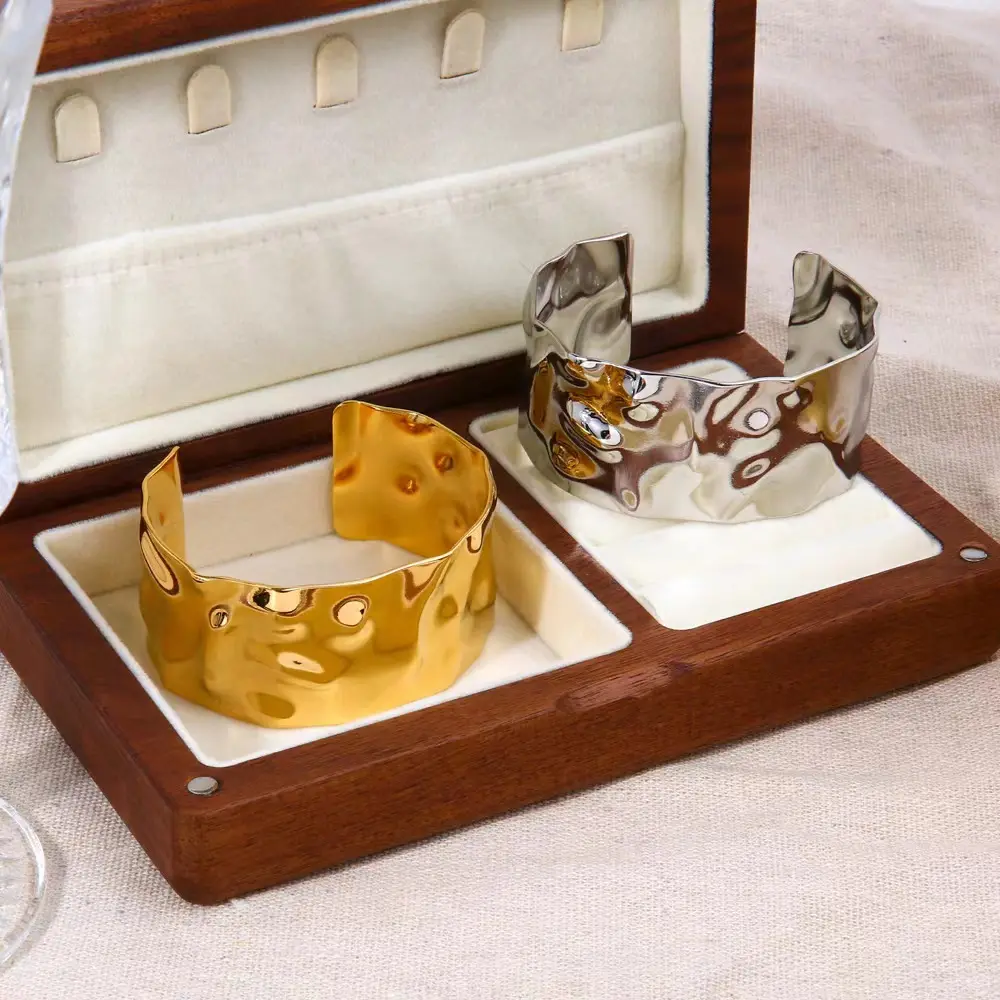 Pulseira de aço inoxidável 18K ouro estilo famoso da Internet, pulseira de aço titânio convexa com padrão de martelo convexo, pulseira de rosto largo