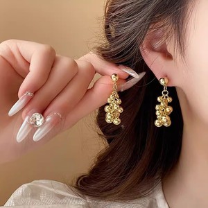 ต่างหูแบบติดหูสำหรับผู้หญิง ขายส่ง ชุบทองแท้ ทองแดงเคลือบทอง เงินแท้ S925 ประดับมุก รูปดอกไม้ หรูหรา ทันสมัย ไม่ลอก - Product Image 4