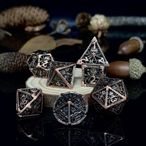 Juego de Dados Poliédricos D20 en Forma de Bala, Metálicos, Hechos a Mano, Tallados, Ecológicos, de 7 Piezas, con Temática de Dragones y Mazmorras para Juegos de Mesa y <span class=keywords><strong>RPG</strong></span> - Product Image 4