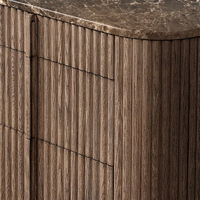 Bureau de direction élégant et moderne avec plateau en marbre foncé, bois cannelé, 4 tiroirs, coins arrondis et base sur socle pour bureau à domicile, personnalisable OEM