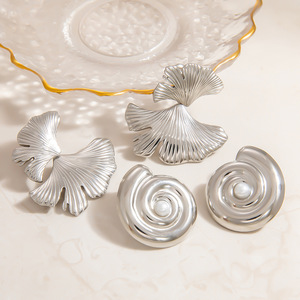 ต่างหูแบบติดหู ดีไซน์ใบแปะก๊วยประดับมุก วัสดุสแตนเลส สำหรับผู้หญิง เครื่องประดับแฟชั่น ของขวัญ - Product Image 2