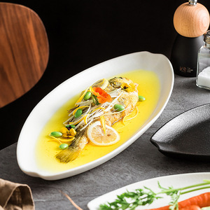 Piatto da portata di lusso <span class=keywords><strong>in</strong></span> porcellana bianca opaca testurizzata a forma di <span class=keywords><strong>barca</strong></span> lunga, per pesce intero o frutti di mare, ovale irregolare, raffinato - Product Image 1