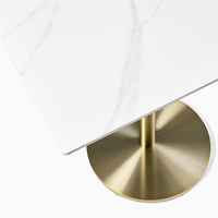 Table de salle à manger carrée blanche de luxe moderne avec des accents d'or pour le restaurant