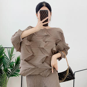 Camiseta de Diseño Irregular con Pliegues, Ecológica, Transpirable y de Secado Rápido para Mujer, Corte Regular, Estilo Casual, Tallas Grandes - Product Image 3