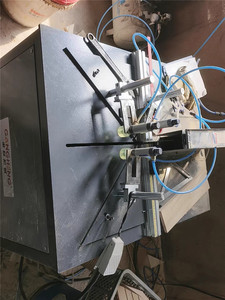 Machine de découpe automatique à angle de 45 à 90 degrés, scie à onglet pneumatique pour profilés en aluminium, pour cadre de porte et de fenêtre - Product Image 6