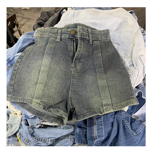 Abbigliamento Estivo Usato per Signore, Shorts in Denim di Seconda Mano, Moda Jeans Usati per Donne - Product Image 4