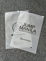 Sacs en plastique à fermeture éclair avec logo personnalisé pour l'emballage des vêtements, sacs en PE à fermeture éclair réutilisables pour l'emballage des vêtements et de la mode