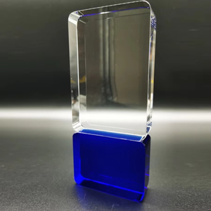 Trofeo de cristal cilíndrico de diseño elegante transparente con diseño de talla de logotipo personalizado a la venta - Product Image 2