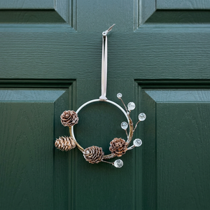 Corona rústica de metal con piñas y cuentas transparentes, coronas decorativas navideñas hechas a mano, sin iluminación - Product Image 2
