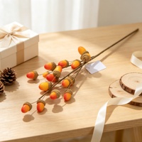 Vente en gros de branche d'acorn artificielle personnalisée de 60 cm, fausse branche de baies d'automne pour arrangement floral en vase, décoration d'automne pour la maison et les mariages