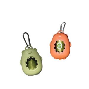 Dispensador de Bolsas para Excrementos de Perro Portátil, en Forma de Oso, de Plástico, con Mosquetón, Color Verde, para Uso en Exteriores - Product Image 2