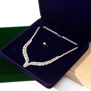 Caja de terciopelo personalizada para conjunto de collar y pendientes, caja de joyería de alta gama para conjunto de tres piezas. - Product Image 5