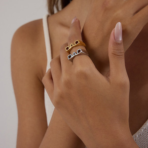 Anillo de Acero Inoxidable Chapado en Oro de 18K, Simple, Sin Níquel, Resistente al Agua, con Letras MOM BRO DAD - Product Image 2