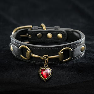 Bestseller-Haustier halsband aus PU-Leder mit Herz dekorationen aus Bronze und Strass, mehrfarbige Auswahl möglichkeiten für Hund und Katze - Product Image 1