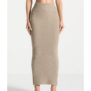 Die 2-teilige Strick-Lounge für Damen setzt einen schulter gestrickten Crop-Top-Maxirock mit abgewinkelter Taille ab - Product Image 5