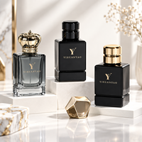 Flacon de parfum de luxe élégant 50 ml en verre carré facetté vide avec pulvérisateur, base épaisse et lourde, capuchon noir mat, anneau doré, avec boîte