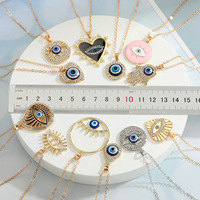 Collier en gros plaqué or et argent avec pendentif cœur, main de Fatma, œil turc bleu cristal pour femme