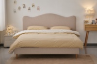 Lit rembourré incurvé de style vintage moderne italien avec cadre en bois pour chambre à coucher