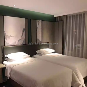 Ensemble de chambre à coucher économique pour hôtel : lit en bois, tables de chevet, tête de lit, bureau, chaise, armoire, console TV pour mobilier d'hôtel 3 étoiles - Product Image 1