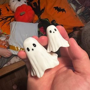 Ornements mignons en résine fantôme et doigt d'honneur, décorations de fête d'Halloween écologiques et neuves - Product Image 3